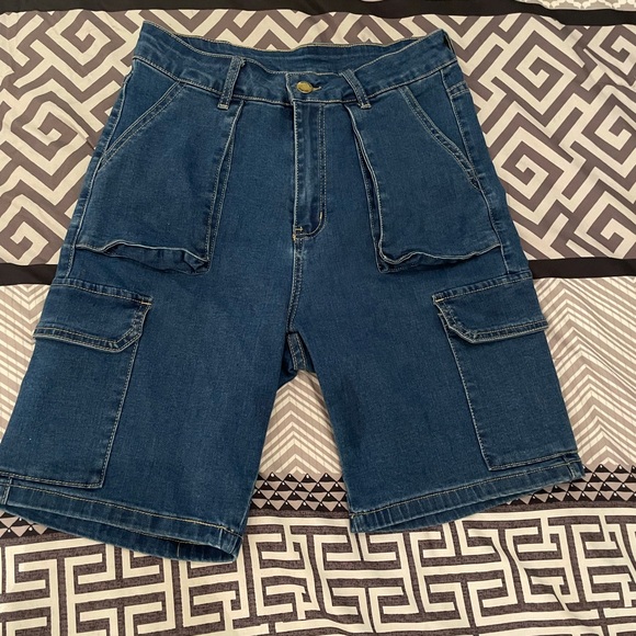 Shein Flip flap plckets denim cargo bermudas. US S. extremely stretchy material - Picture 3 of 8